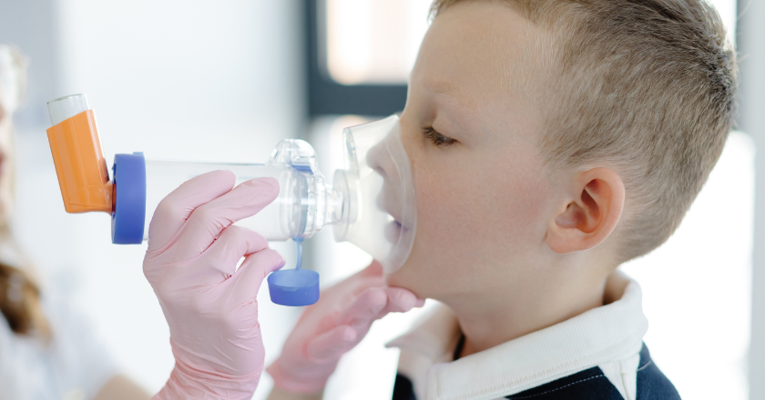 Dreng får astmamedicin